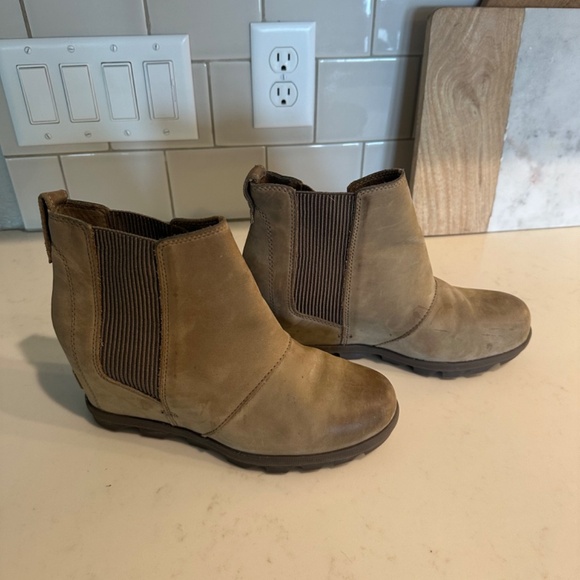 Sorel Women’s Joan of Arctic Wedge Chelsea Boot size 9 in ash brown/tan - Picture 3 of 8